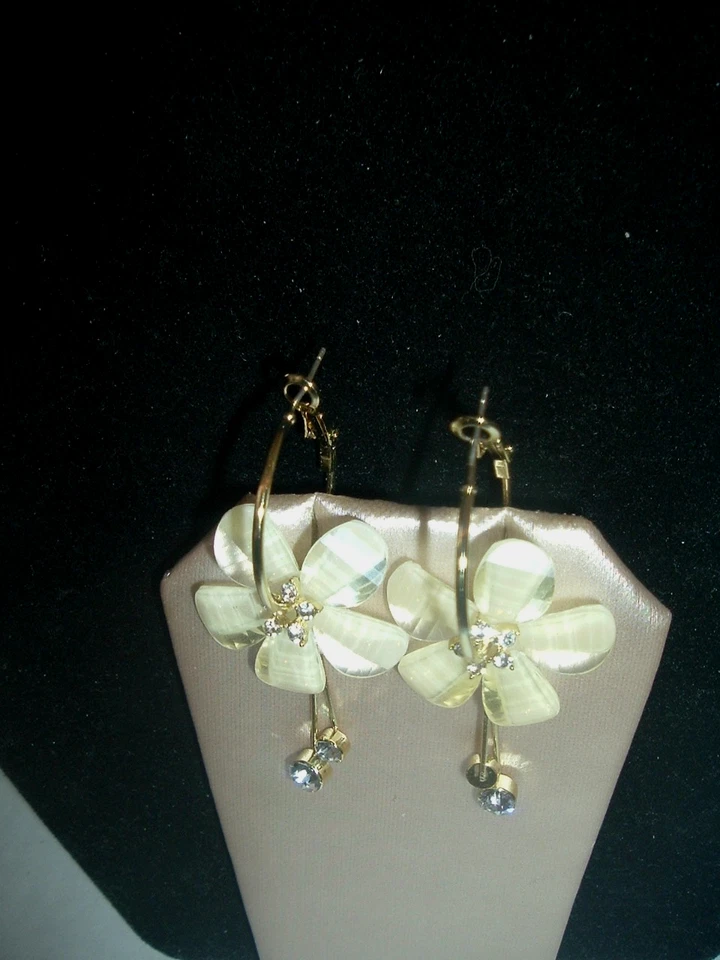 Pendientes perforados Betsey Johnson flores flotantes de resina marfil en aros cristales Foto 2 de 4