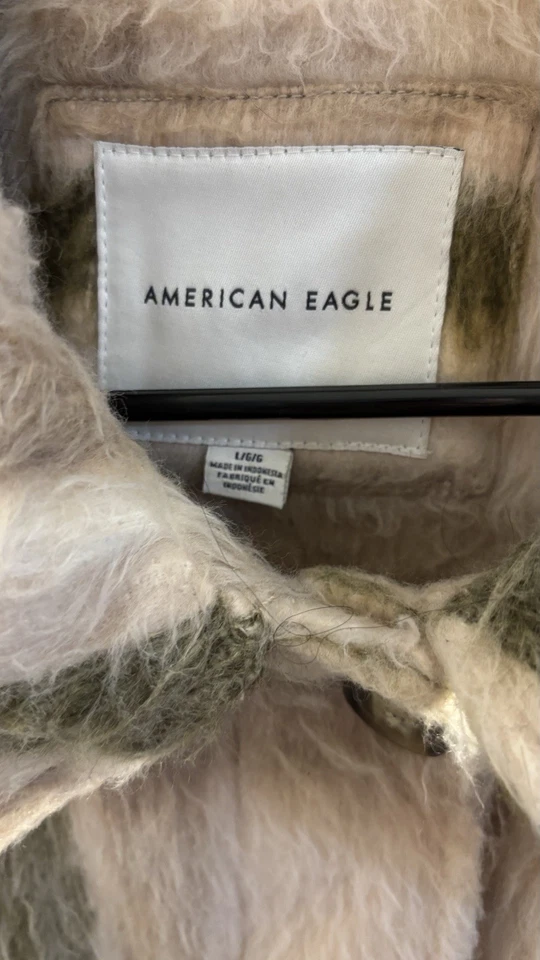 Chaqueta American Eagle Shacket Color Verde Taupe Grande Foto 3 de 4