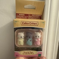 Calico Critters Gato Persa Trillizos, Juego de 3 Figuras de Muñeca con Cuna NUEVO