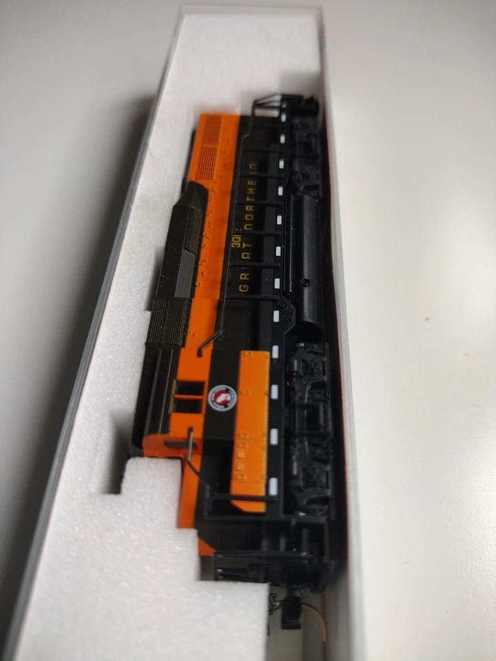 ATLAS N Scale Great Northern Locomotive EMD GP30 #4731 RD# 3012 - Image 2 of 4