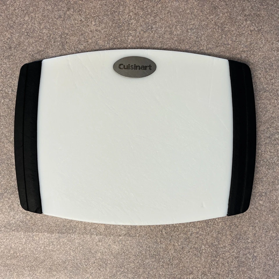 Tabla de cortar Cuisinart 11" x 8" blanca con bordes negros Foto 4 de 4