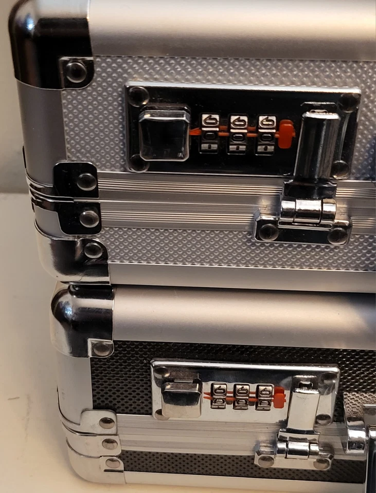 Cuatro maletines con cerradura combinada de aluminio (usados) Foto 4 de 4