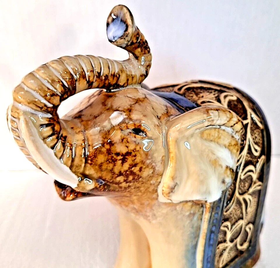 Disfraz Elefante Cerámica Marrón Azul Brillo Esmalte Elevado 7.5"x 6.5 Estante Estatuilla Foto 3 de 4