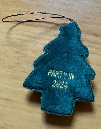 BEADED CHRISTMAS TREE "PARTY IN 2024" CHRISTMAS HANGING DECORATION. NEW. - Picture 9 of 9