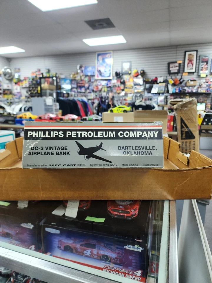 Phillips Petroleum Company DC-3 Vintage Airplane Bank 1:32 Scale Diecast - Image 2 of 4