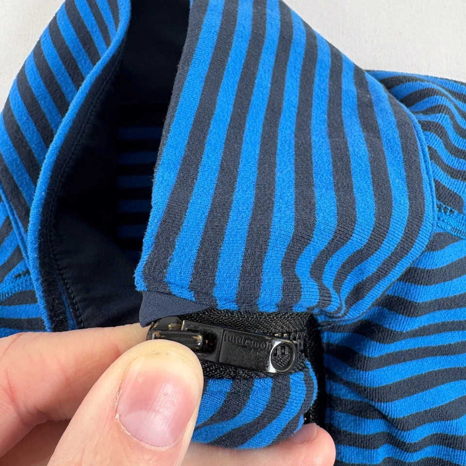 Camisa Lululemon Para Hombres Mediana Azul Rayas Estudio 1/2 Cremallera Pullover Athleisure Foto 2 de 4