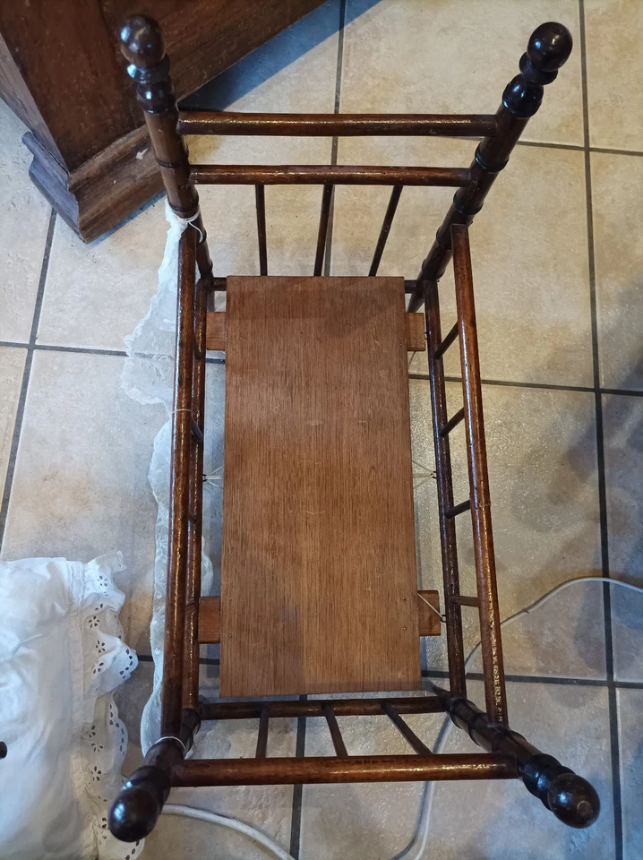 Lit ancien en pitchpin effet bambou pour poupée ancienne - Photo 4/4