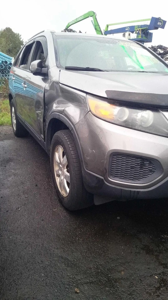 Used Deck Lid fits: 2011 Kia Sorento w/spoiler w/LED lamps Grade A — 第 3/4 张图片