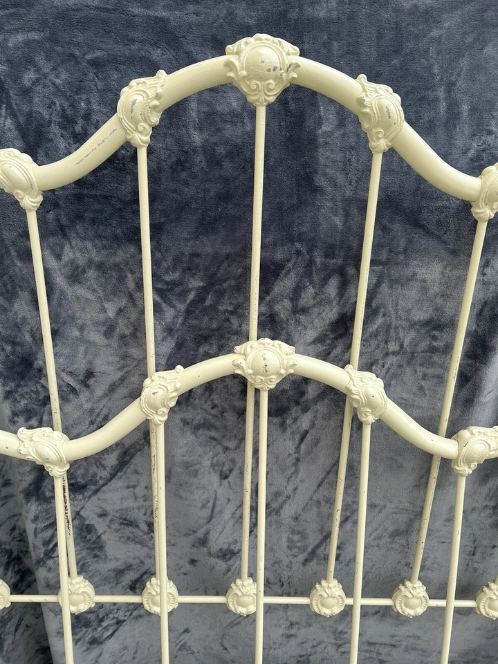 Marco de cama vintage de hierro pesado tamaño completo/doble ornamentado - hermoso. Con rieles Foto 4 de 4