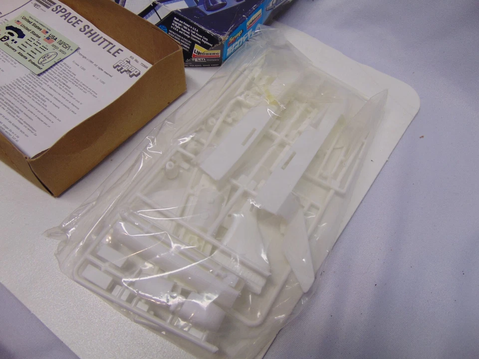 1995 Lindberg Snap Fit Space Shuttle w/ moveable canadarm #72566 USA in box - Image 2 of 4