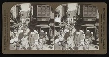 Antigua foto histórica en el concurrido barrio nativo de Lahore, India