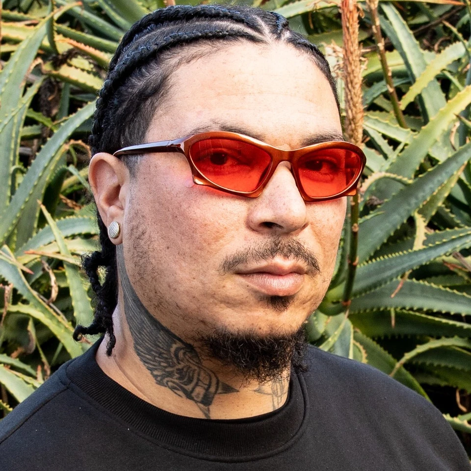 Genial Deporte Moda Envolvente Moda Rojo Murciélago Tonos Delirantes Hombres Mujeres Gafas de sol Foto 2 de 4