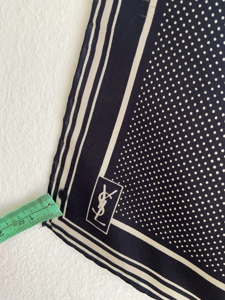 Bandana de seda azul YVES SAINT LAURENT con impresión de lunares enrollada a mano 17”/17” GC Foto 3 de 4