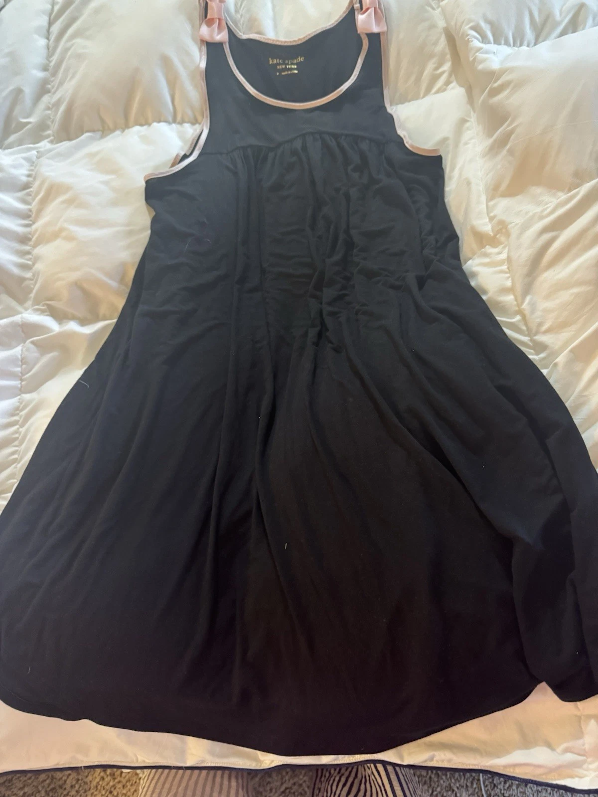 Camicia da notte Kate Spade nera con fiocchi rosa con volant taglia S. Clicca sull'immagine