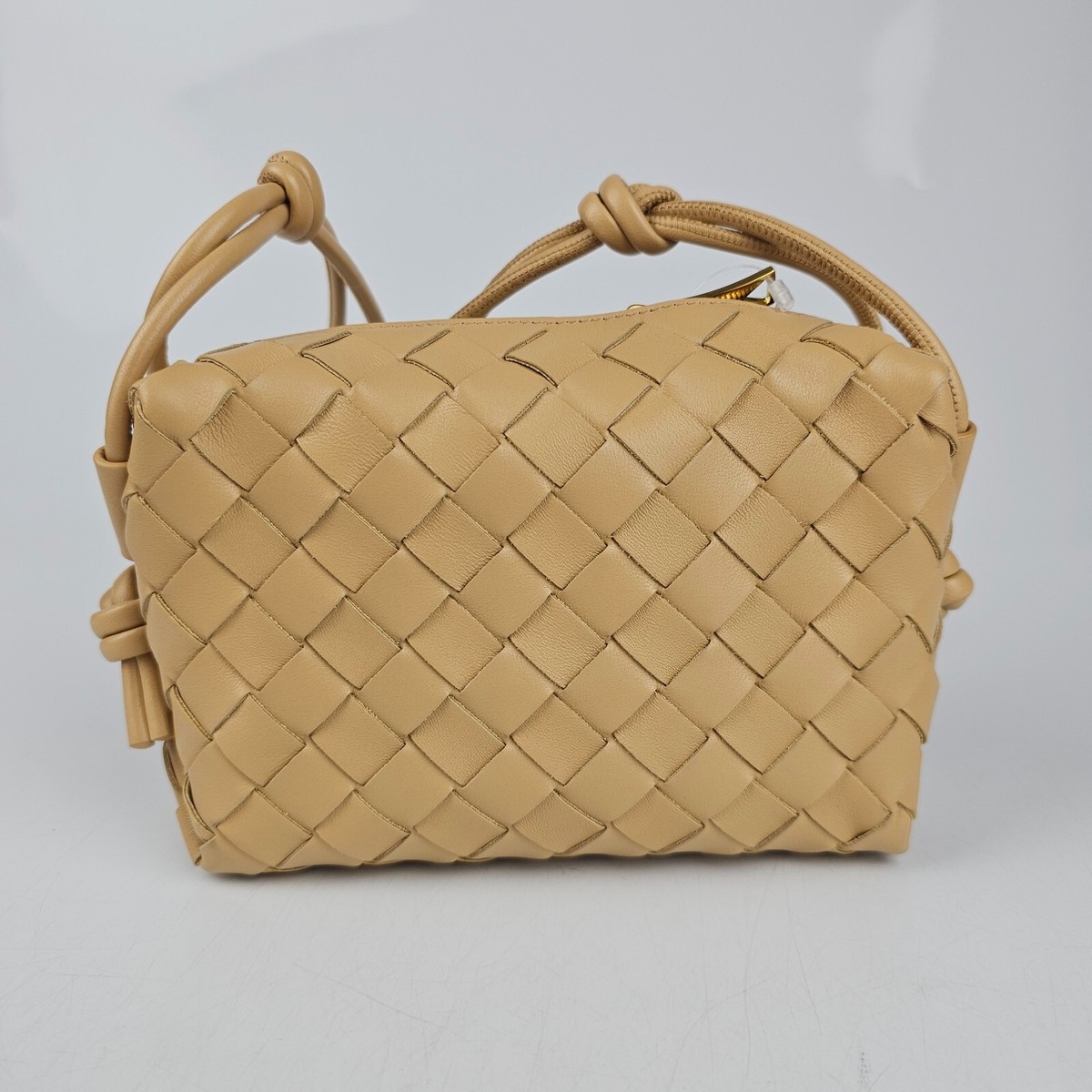 【関税&送料込】Bottega Veneta Borsa A Tracolla Mini Loop Bottega Veneta Mini Loop $2300 Almond Beige Leather