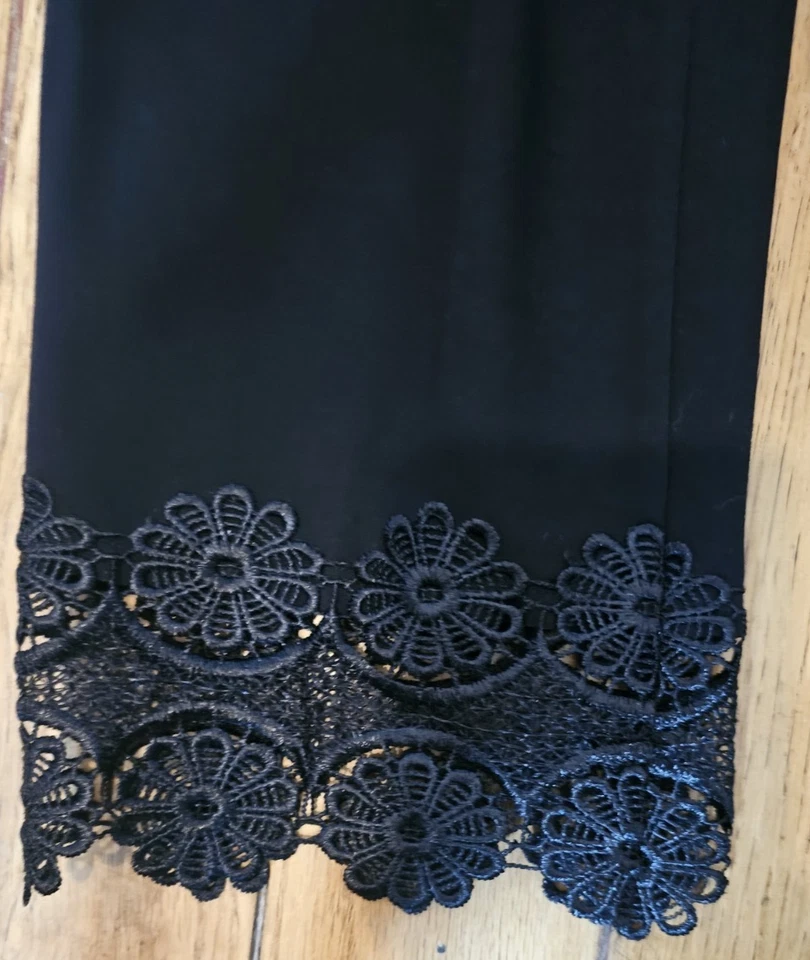 Leggings cortos Nygard Luxe ajustados negros con volantes de flores Foto 3 de 4