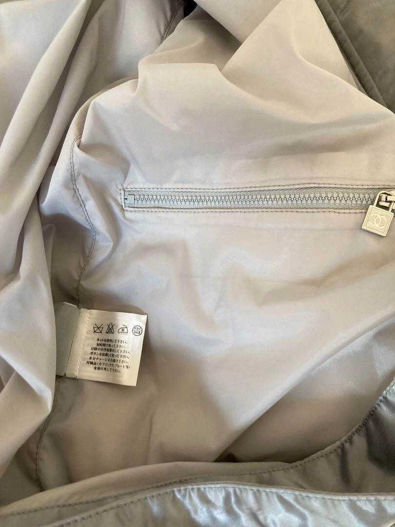 Cappotto imbottito CHANEL linea sportiva con zip argento Coco Mark 04A P24104V15266 taglia 36