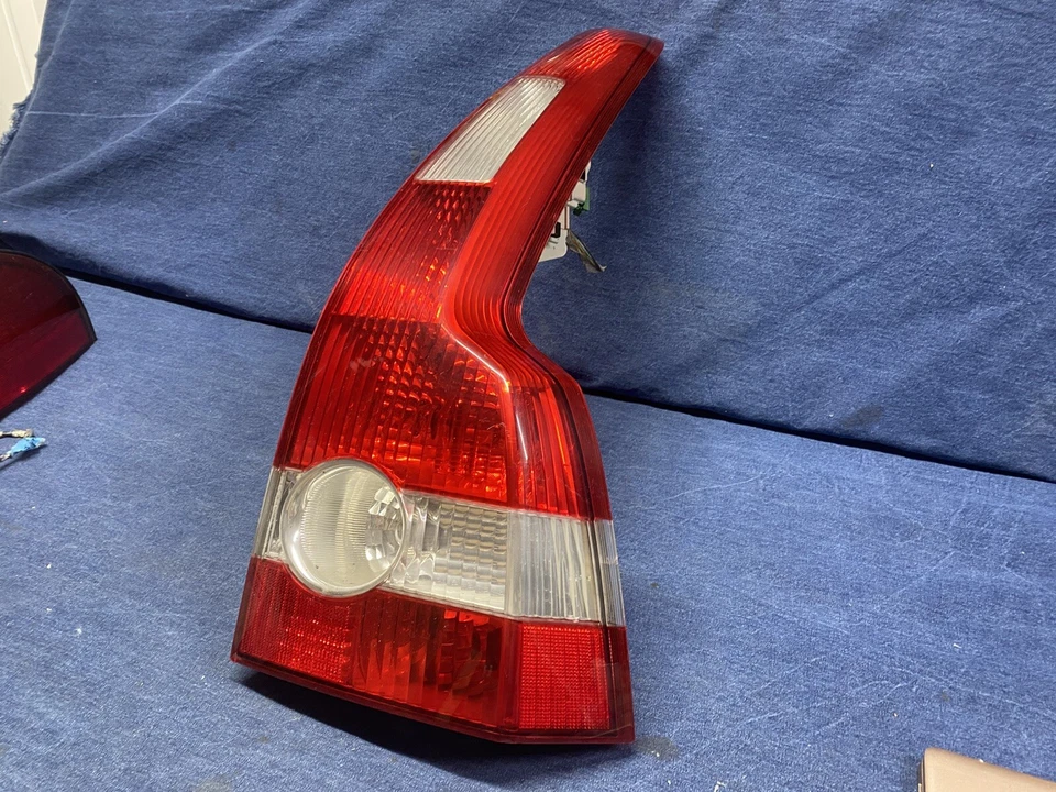 2004 - 2007 年沃尔沃 V50 右外尾灯总成很好干净明亮 — 第 2/4 张图片