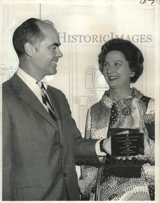 1971 Press Photo Warren Watters honoring Mrs. John P. Manard- Garden District