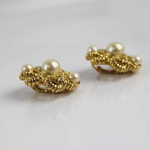 Vintage TRIFARI Bright Gold Tone Looping Rope Design Faux Pearl Clip-On Earrings - Picture 2 of 4
