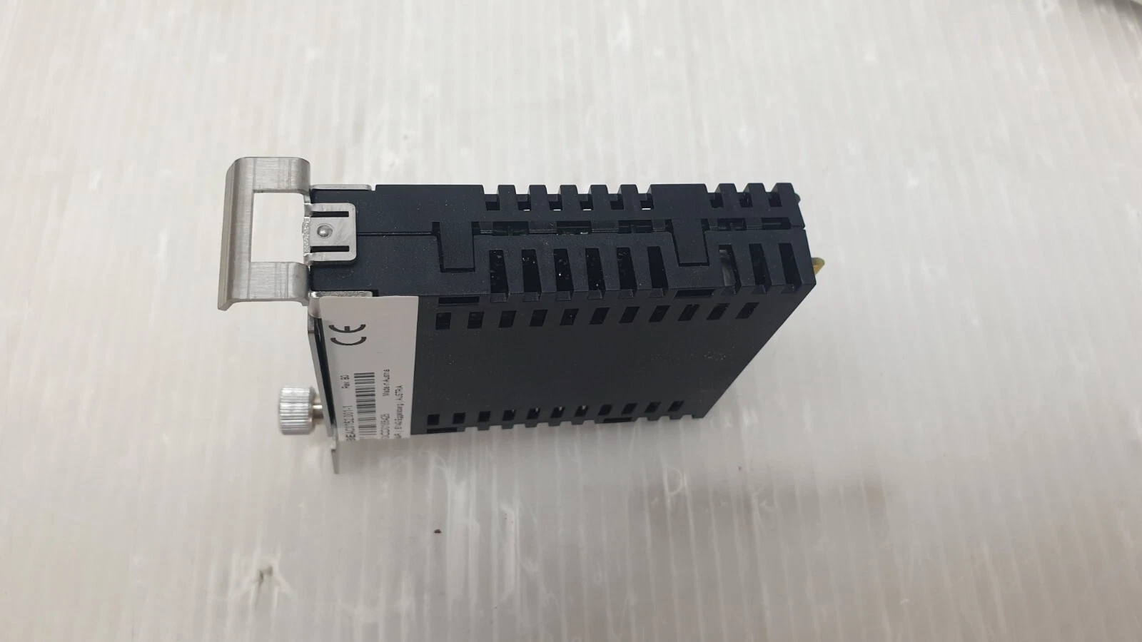 Top edge of the ACOPOS P3 plug-in module with label and thumb screw