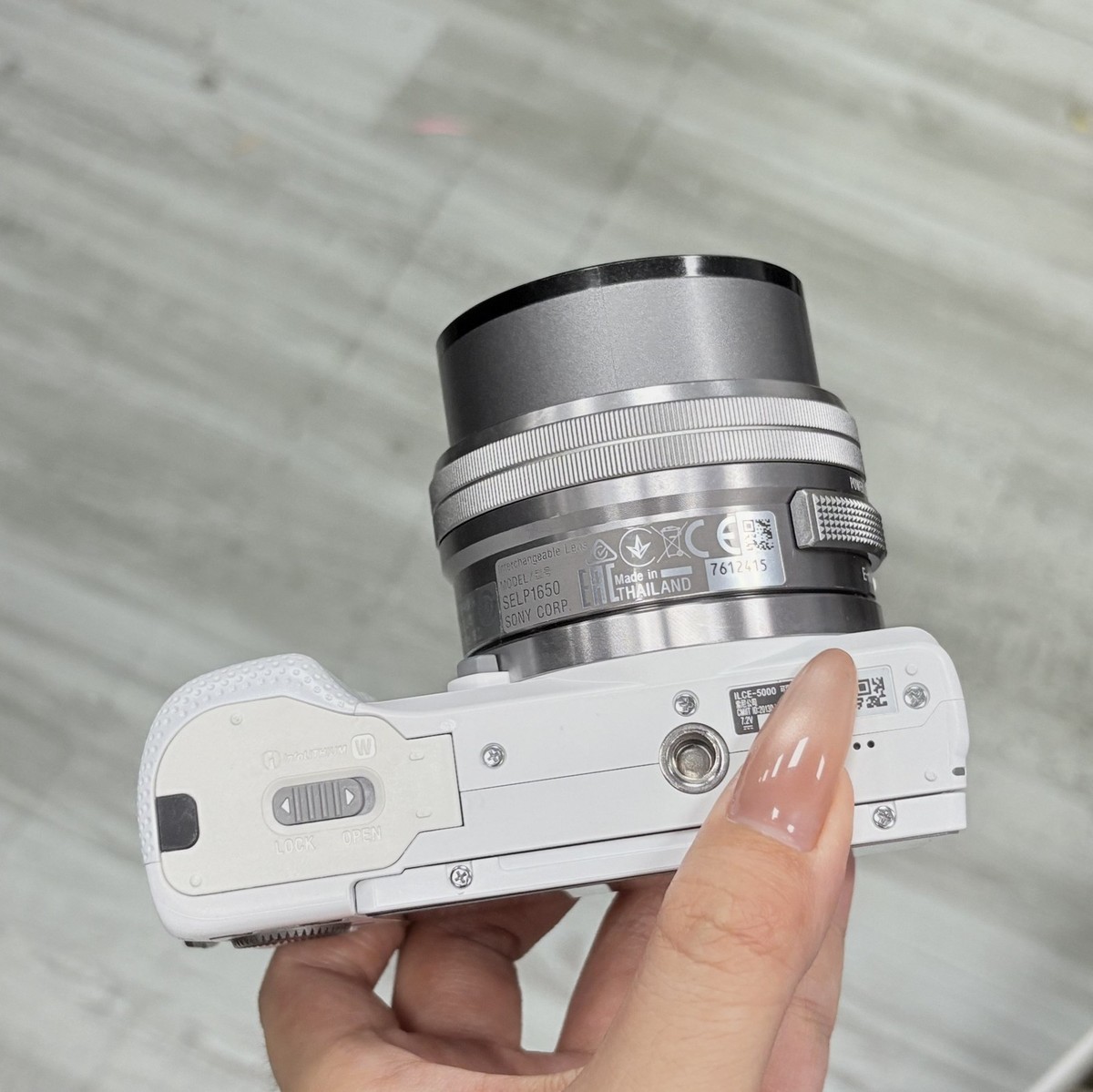 Sony Alpha a5000 Mirrorless Digital Camera w/16-50mm Lens White
