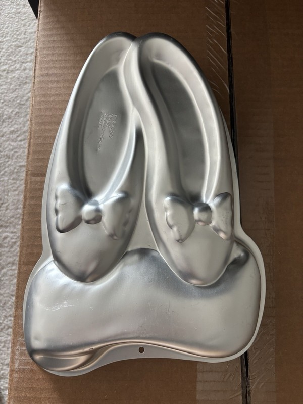 Wilton Vintage BALLET SLIPPERS Aluminum Cake Pan  #2105 2065