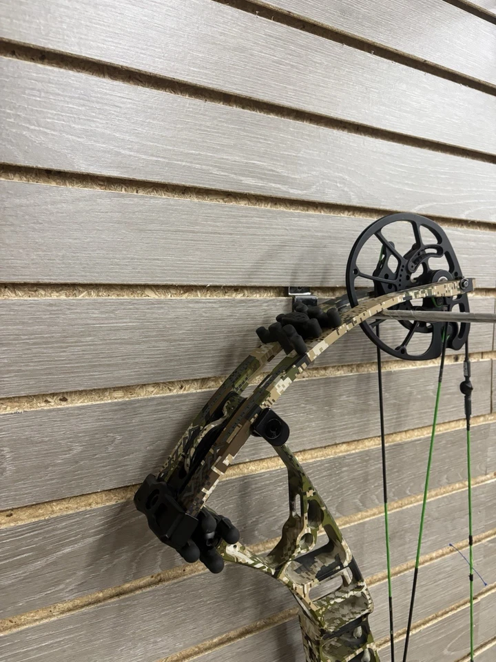 Hoyt VTM 34 Compound Bow 70# - Image 2 of 4