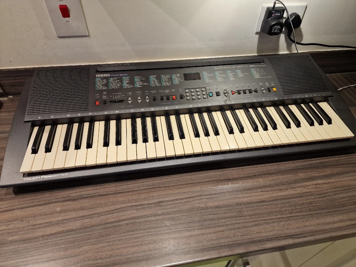 YAMAHA PORTATONE PSR-300 DIGITAL ELECTRONIC KEYBOARD IN FULLY 