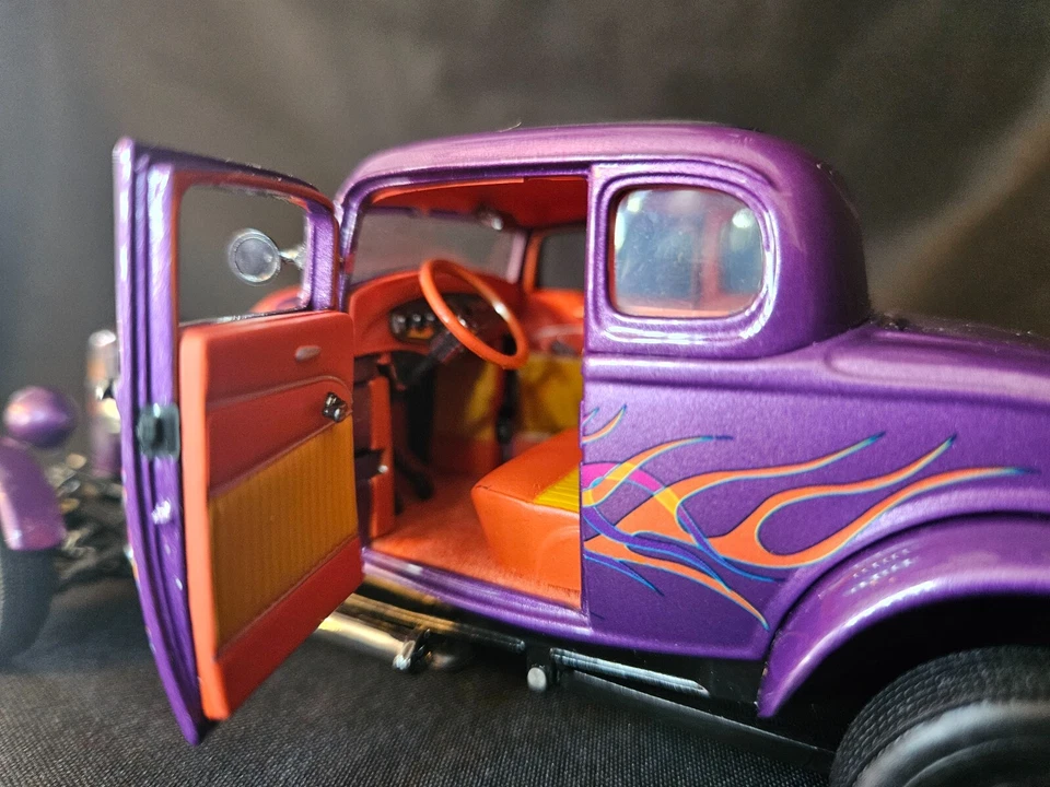 Franklin Mint 1932 Ford Deuce Coupe Purple Flames 1:24 Scale Inv. #1982 - Image 3 of 4
