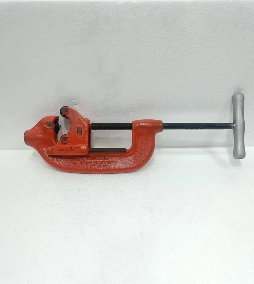 RIDGID 32840 MODEL 4-S HEAVY DUTY PIPE CUTTER 2" TO 4" CAPACITY MADE IN USA - Image 2 of 4
