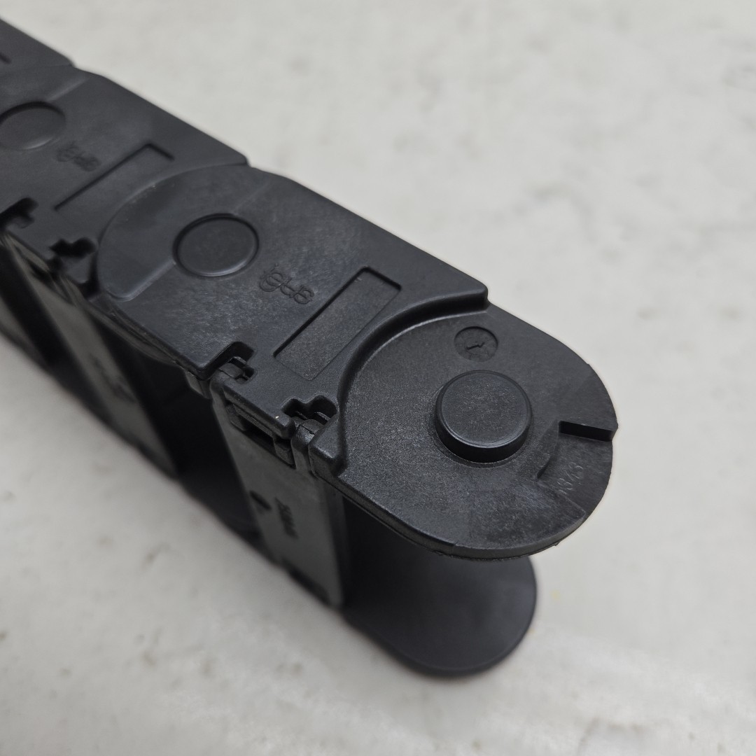 40" Igus 250.05.125 Cable Carrier System 2.24" Inner 2.87" Outer 22 Links New