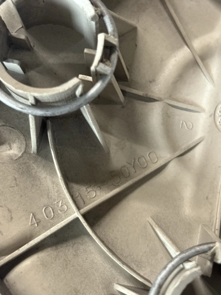 91 92 93 94 95 96 97 98 99 Nissan 200SX NX Sentra 4031550Y00 Tapacubos central OEM Foto 3 de 3