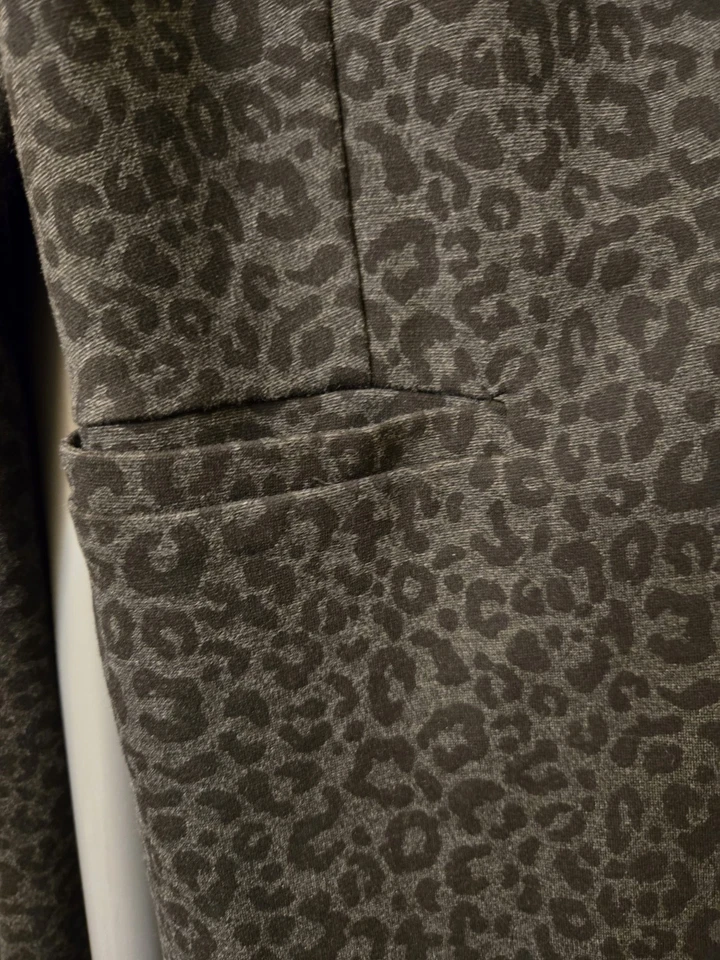 Blazer con capucha pequeña BAGATELLE para mujer aspecto en capas gris estampado de leopardo Foto 3 de 4