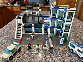 LEGO City: Police Station (7498), Retired Complete w/ Manual, Minifigs & Box, 