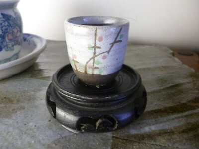 JAPANISCHE STUDIOKERAMIK KERAMIK SAKE TASSE HANDBEMALT