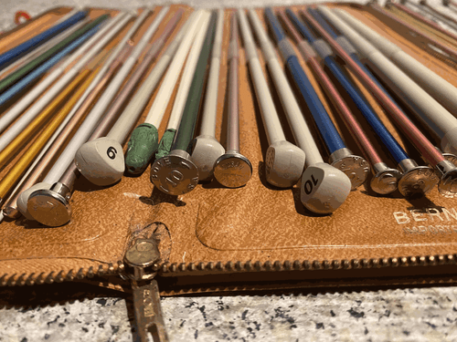 Large lot of 36 Knitting Needles in nice case- many sizes and brands look! - Picture 6 of 8