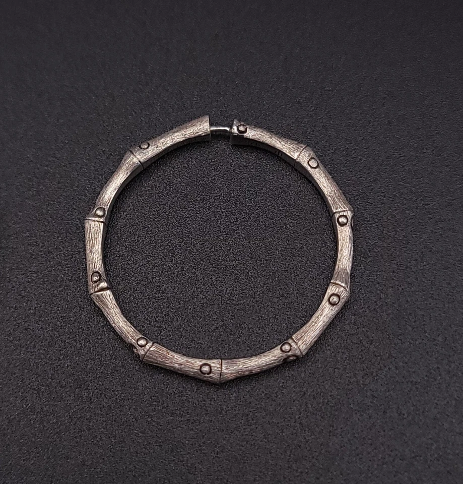 Pendientes de aro de bambú satinado de plata de ley John Hardy de 1,25" Foto 2 de 4