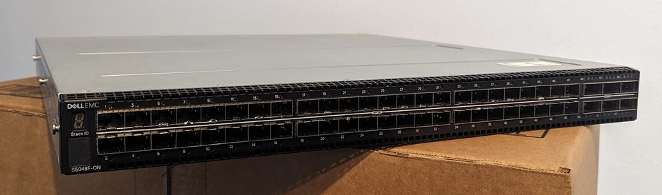 Conmutador en rack Dell 48 puertos 48x 25Gb 6x puertos 100GbE S5048FON G2U Foto 2 de 4
