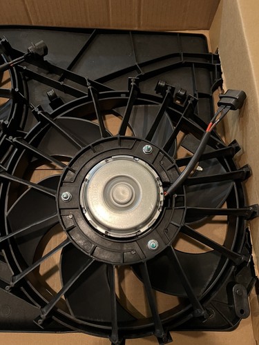 Dual Engine Cooling Fan Assembly 137717AA 5137714AA - Picture 4 of 9