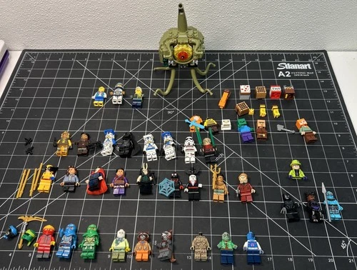 Huge Lego Minifigure Lot Of 35 Marvel, Dc, and Star Wars W Accessories See Desc