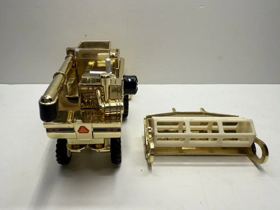 1/64 ERTL CASE IH INTERNATIONAL HARVESTER 1460 Combine GOLD CHASE - Image 4 of 4