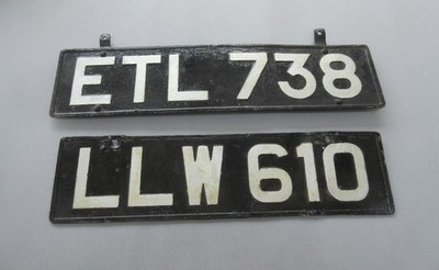 2 Oldtimer Britische Auto Kfz Nummernschilder ETL 738 & LLW 610 Requisite Display 50er ?