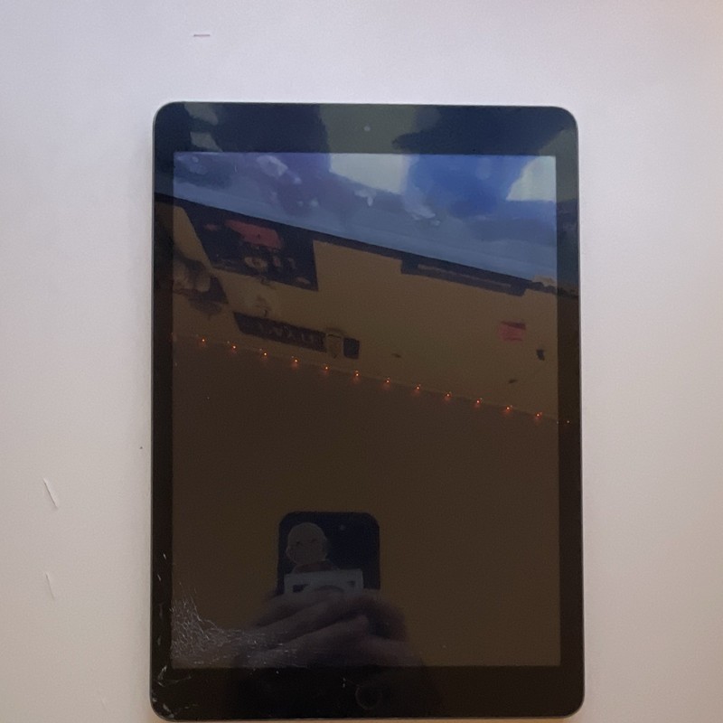 Apple iPad 10.2in 128GB Wi‑Fi Tablet Space Gray - Cracked Screen