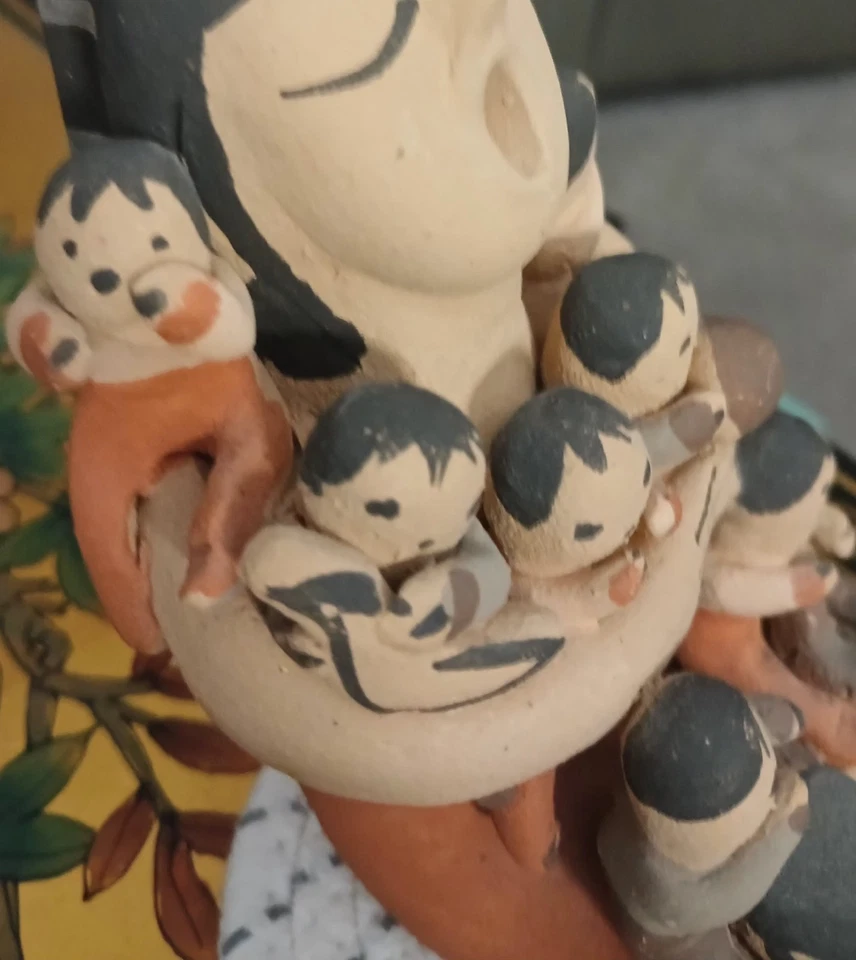 Cuentacuentos Taos Pueblo, Juanita Martínez, 9 niños, firmado, arcilla enrollada a mano Foto 3 de 4