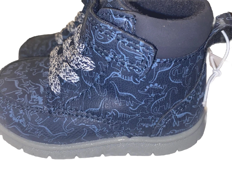 Botines Carter’s Just One You para niños pequeños azul marino de caña alta con correa estampado de dinosaurio Foto 2 de 4