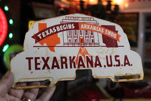 RARE 1950s TEXARKANA TEXAS BEGINS ARKANSAS ENDS PAINTED METAL PLATE TOPPER SIGN