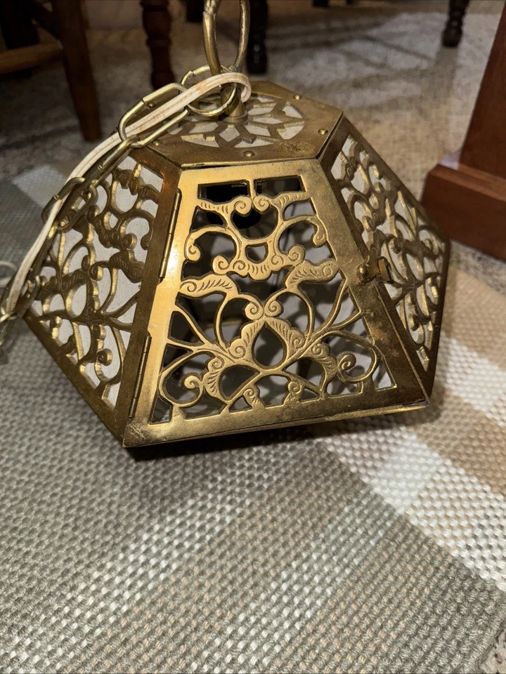 Lámpara de araña colgante asiática hecha a mano de latón perforada de los años 50 sin daños necesita limpieza Foto 2 de 4