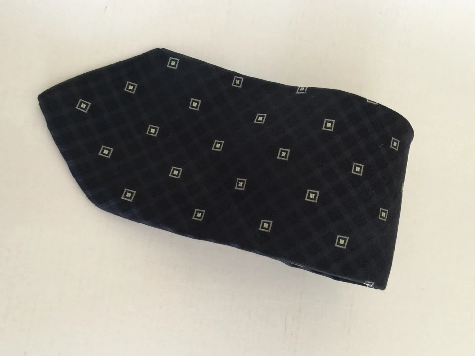 Corbata Tommy Hilfiger 100 % seda limpia --pequeños cuadrados blancos en azul marino 3" Foto 2 de 4