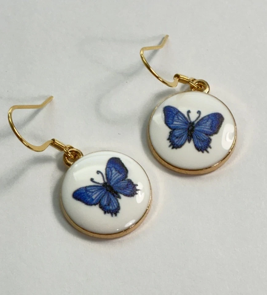 Pendientes de cristal - Diseño azul sobre fondo blanco - Mariposa 🦋 - 1” colgante Foto 3 de 4